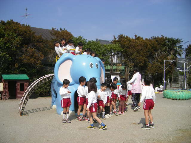 kawashima-youchien-nobeoka-march-16-2008-with-hoawrd-ahner-and-graduating-class-at-the-elephant.jpg