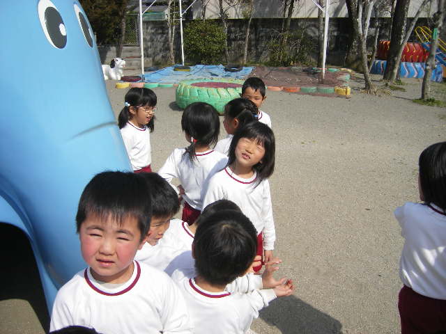 kawashima-youchien-nobeoka-march-16-2008-with-hoawrd-ahner-and-graduating-class-in-front-of-the-elephant.jpg