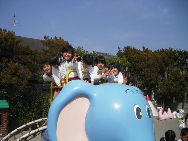 kawashima-youchien-nobeoka-march-16-2008-with-hoawrd-ahner-and-graduating-class-on-the-elephant.jpg